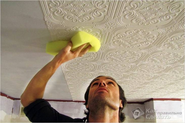 Как клеить обои на потолок — инструкция по оклейке потолка обоями